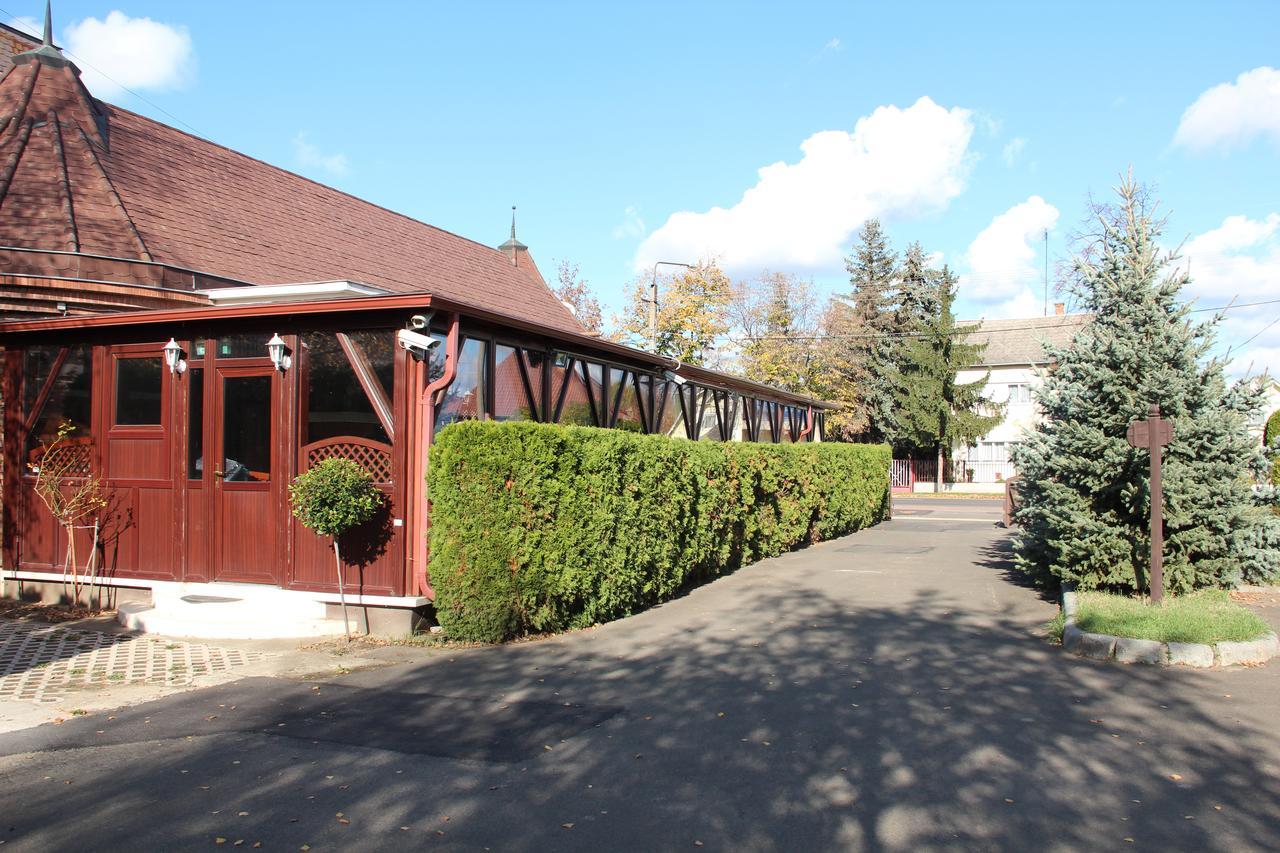 Karikas Hotel Hajdúszoboszló Buitenkant foto