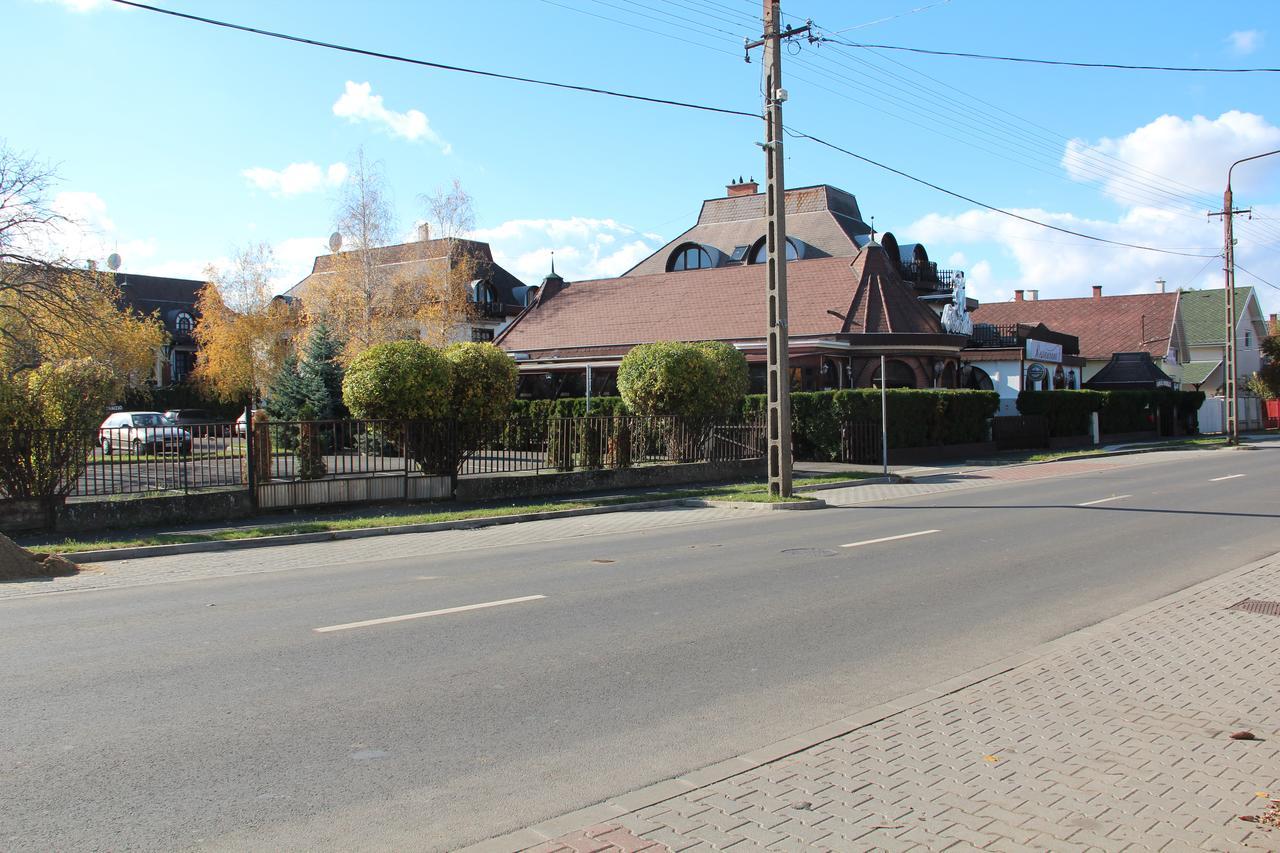 Karikas Hotel Hajdúszoboszló Buitenkant foto