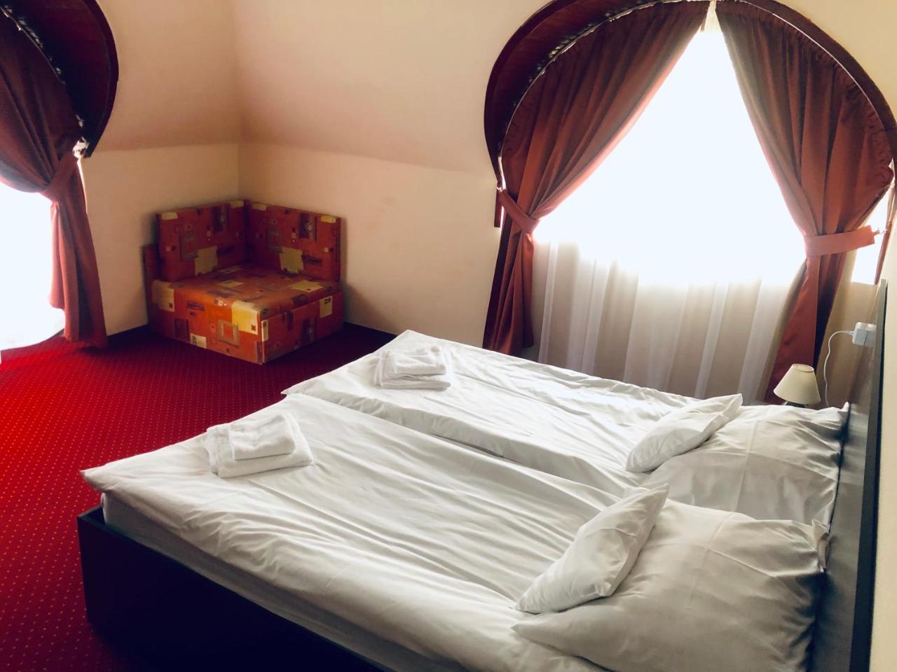 Karikas Hotel Hajdúszoboszló Buitenkant foto